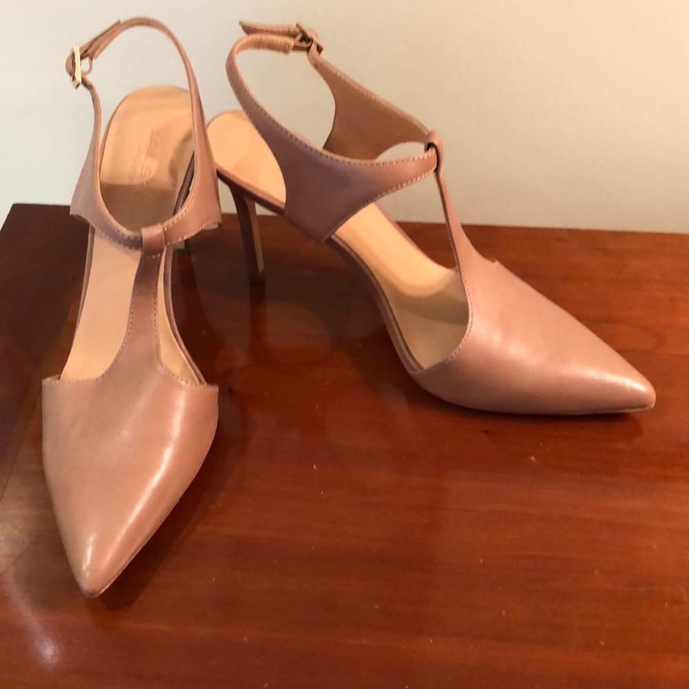 HALSTON HERITAGE TAN/NUDE PUMPS
